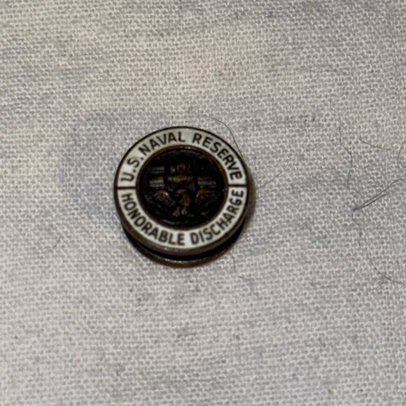 US NAVAL RESERVE HONORABLE DISCHARGE WW11 era Pin- Collectible - Hard to Find - Picture 1 of 7
